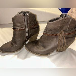 Maurice’s size 8 boots